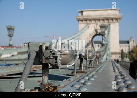 Lampe auf der Kettenbrücke, Budapest Stockfoto