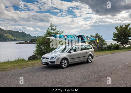 Zwei Seekajaks auf dem Dach ein Kombi. Stockfoto