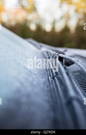 Scheibenwischer eingefroren, eine Auto-Windschutzscheibe. Stockfoto