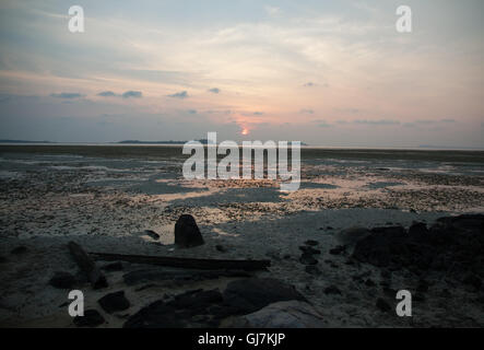 Sonnenuntergang am Strand auf der Insel Bintan, Indonesien Stockfoto