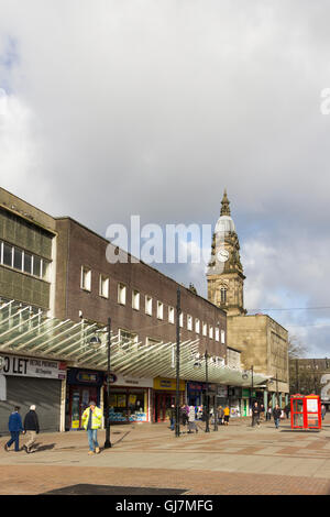 Newport Street im Stadtzentrum von Bolton vor 2016 Umgestaltung der Shop Fassaden entlang beider Seiten der Straße. Stockfoto