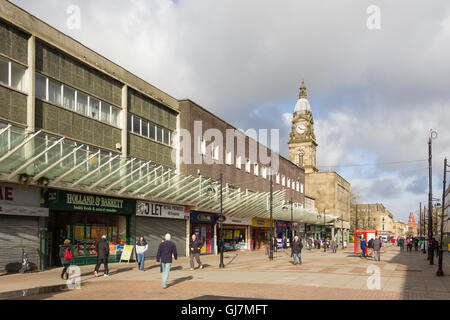 Newport Street im Stadtzentrum von Bolton vor 2016 Umgestaltung der Shop Fassaden entlang beider Seiten der Straße. Stockfoto