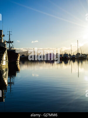 Fischereifahrzeuge sind vor Anker in der geschützten Flachwasser der kleine Bootshafen von Homer in Alaska. Stockfoto