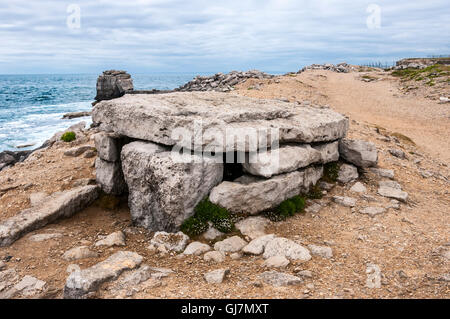 Massive Platten aus grau-braun Portland limestone Form einer niedrigen rechteckige Box Struktur im Gegensatz zu Kies der Strand, an dem es gebaut wird Stockfoto