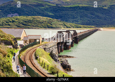 Paar und Radfahrer nähert sich den Gang über die Barmouth Viadukt, Gwynedd, Wales, UK Stockfoto