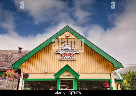 Snowdon Mountain Railway Gebäude, mit Logo, Llanberis, Snowdonia-Nationalpark, Gwynedd, Wales, UK Stockfoto