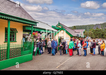 Schlange von Menschen in Outdoor-Ausrüstung in Llanberis Bahnhof, wartet der Snowdon Mountain Railway, Llanberis, Snowdonia National... Stockfoto