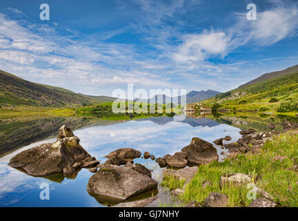 Blick auf Snowdon von Llynau Mymbyr, in der Nähe von Capel Curig in Snowdonia-Nationalpark, Gwynedd, Wales, UK. Stockfoto
