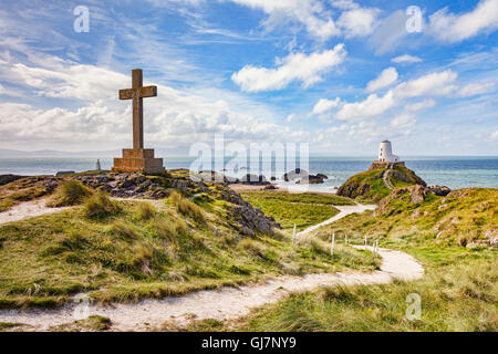 Ein großes christliches Kreuz und Twr Mawr, dem alten Leuchtturm auf die Gezeiten Insel von Ynys Llanddwyn, Newborough, Anglesey, Wales, UK Stockfoto