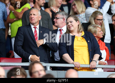 Southampton Besitzer Katharina Liebherr (rechts) auf den Rängen vor der Premier League match bei St Mary Stadion, Southampton. PRESSEVERBAND Foto. Bild Datum: Samstag, 13. August 2016. Finden Sie unter PA Geschichte Fußball Southampton. Bildnachweis sollte lauten: Andrew Mathews/PA Wire. Einschränkungen: EDITORIAL verwenden nur keine unbefugten Audio, Video, Daten, Spielpläne, Verbandsliga/Logos oder "live"-Dienste. Im Spiel Onlinenutzung beschränkt auf 75 Bilder, keine video Emulation. Keine Verwendung in Wetten, Spiele oder Vereinsspieler/Liga/Einzelpublikationen. Stockfoto