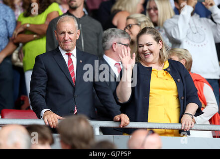 Southampton Besitzer Katharina Liebherr (rechts) auf den Rängen vor der Premier League match bei St Mary Stadion, Southampton. PRESSEVERBAND Foto. Bild Datum: Samstag, 13. August 2016. Finden Sie unter PA Geschichte Fußball Southampton. Bildnachweis sollte lauten: Andrew Mathews/PA Wire. Einschränkungen: EDITORIAL verwenden nur keine unbefugten Audio, Video, Daten, Spielpläne, Verbandsliga/Logos oder "live"-Dienste. Im Spiel Onlinenutzung beschränkt auf 75 Bilder, keine video Emulation. Keine Verwendung in Wetten, Spiele oder Vereinsspieler/Liga/Einzelpublikationen. Stockfoto