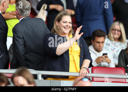 Southampton Besitzer Katharina Liebherr (rechts) auf den Rängen vor der Premier League match bei St Mary Stadion, Southampton. PRESSEVERBAND Foto. Bild Datum: Samstag, 13. August 2016. Finden Sie unter PA Geschichte Fußball Southampton. Bildnachweis sollte lauten: Andrew Mathews/PA Wire. Einschränkungen: EDITORIAL verwenden nur keine unbefugten Audio, Video, Daten, Spielpläne, Verbandsliga/Logos oder "live"-Dienste. Im Spiel Onlinenutzung beschränkt auf 75 Bilder, keine video Emulation. Keine Verwendung in Wetten, Spiele oder Vereinsspieler/Liga/Einzelpublikationen. Stockfoto