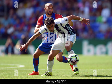 Crystal Palace Andros Townsend (links) und West Bromwich Albion Claudio Yacob Kampf um den Ball in der Premier League match bei Selhurst Park, London. Stockfoto