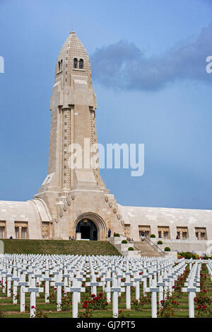 Beinhaus von Douaumont und Soldatenfriedhof für ersten Weltkrieg eine französische und deutsche Soldaten, die an der Schlacht von Verdun, Frankreich Stockfoto