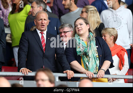 Southampton Besitzer Katharina Liebherr (rechts) auf den Rängen vor der Premier League match bei St Mary Stadion, Southampton. PRESSEVERBAND Foto. Bild Datum: Samstag, 13. August 2016. Finden Sie unter PA Geschichte Fußball Southampton. Bildnachweis sollte lauten: Andrew Mathews/PA Wire. Einschränkungen: EDITORIAL verwenden nur keine unbefugten Audio, Video, Daten, Spielpläne, Verbandsliga/Logos oder "live"-Dienste. Im Spiel Onlinenutzung beschränkt auf 75 Bilder, keine video Emulation. Keine Verwendung in Wetten, Spiele oder Vereinsspieler/Liga/Einzelpublikationen. Stockfoto