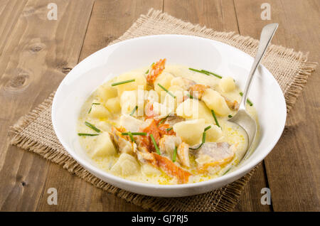 Cullen Skink, machte schottische Suppe aus geräuchertem Schellfisch, Kartoffeln und Zwiebeln Stockfoto