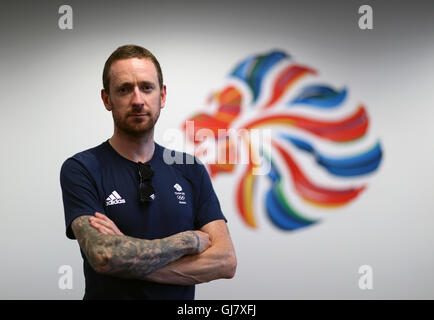 Der Brite Sir Bradley Wiggins posiert für ein Foto in den BOA-Büros im Olympiapark He am achten Tag der Olympischen Spiele in Rio, Brasilien. Stockfoto