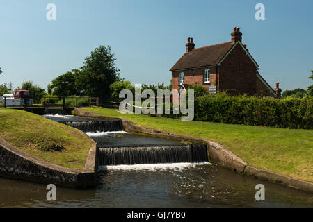 Papercourt Lock auf dem Fluss Wey in Ripley, Surrey, England, Großbritannien Stockfoto