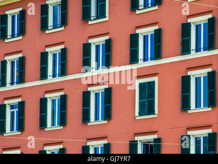 Fensterläden in einem alten Gebäude der Stadt Stockfoto