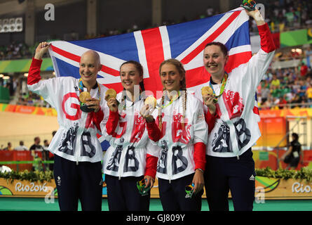 Großbritanniens Joanna Rowsell Shand, Elinor Barker, Laura Trott und Katie Archibald feiern im Anschluss an ihre Goldmedaille in der Frauen Team Pursuit Finale am achten Tag der Olympischen Spiele in Rio, Brasilien. Stockfoto