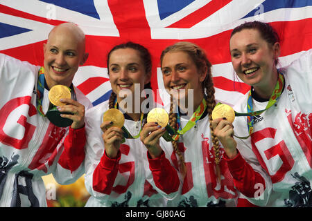 Großbritanniens Joanna Rowsell Shand, Elinor Barker, Laura Trott und Katie Archibald feiern im Anschluss an ihre Goldmedaille in der Frauen Team Pursuit Finale am achten Tag der Olympischen Spiele in Rio, Brasilien. Stockfoto