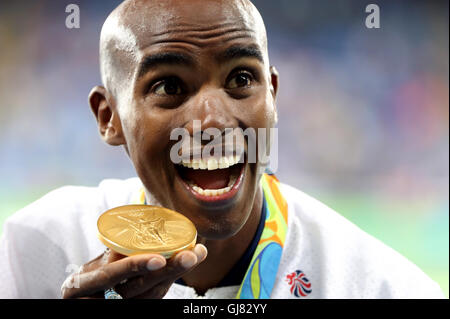 Der Brite Mo Farah mit seiner Goldmedaille nach den Männern 10.000-Meter-Finale im Olympia-Stadion am achten Tag der Olympischen Spiele in Rio, Brasilien. Stockfoto