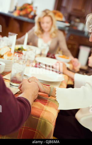 Traditionellen Thanksgiving-Feiertag in den USA mit Familie Türkei vorzubereiten und um den Tisch herum zu sammeln. Stockfoto