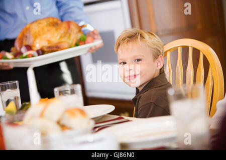 Traditionellen Thanksgiving-Feiertag in den USA mit Familie Türkei vorzubereiten und um den Tisch herum zu sammeln. Stockfoto