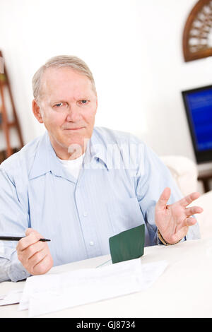 Serie mit einem Senior paar in ihren 60ern, zu Hause und isoliert, mit verschiedenen Requisiten und Themen. Stockfoto