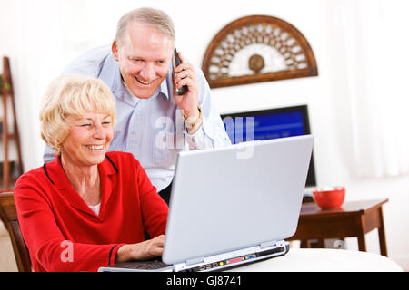 Serie mit einem Senior paar in ihren 60ern, zu Hause und isoliert, mit verschiedenen Requisiten und Themen. Stockfoto