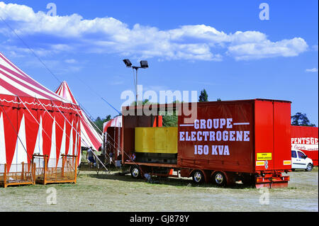Zirkuszelt installiert bereit für Darstellung und von einem großen Generator angetrieben. Stockfoto