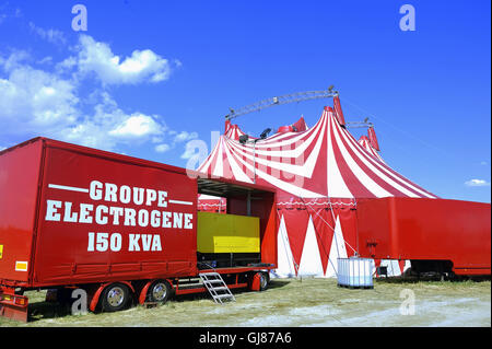 Zirkuszelt installiert bereit für Darstellung und von einem großen Generator angetrieben. Stockfoto