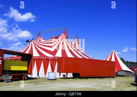 Zirkuszelt installiert bereit für Darstellung und von einem großen Generator angetrieben. Stockfoto