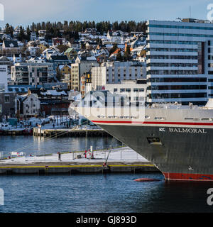 Fred Olsen Kreuzfahrtschiff Balmoral liegt in Tromsø während eines Winters zu besuchen, um diese nördliche Stadt in Norwegen. Stockfoto