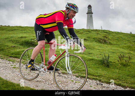 Vintage Radfahrer fahren die Schotterstraße bis zum Leuchtturm von Ulverston während der L'Ancienne Vintage Radsport-Events basierend auf Cumbria Stockfoto