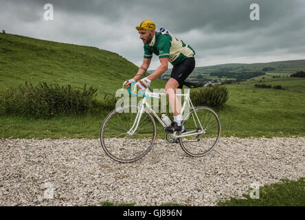 Vintage Radfahrer fahren die Schotterstraße bis zum Leuchtturm von Ulverston während der L'Ancienne Vintage Radsport-Events basierend auf Cumbria Stockfoto