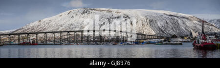 Winter-Panorama-Bild der Straßenbrücke, die Verknüpfung von Tromsø auf dem Festland, Norwegen. Stockfoto