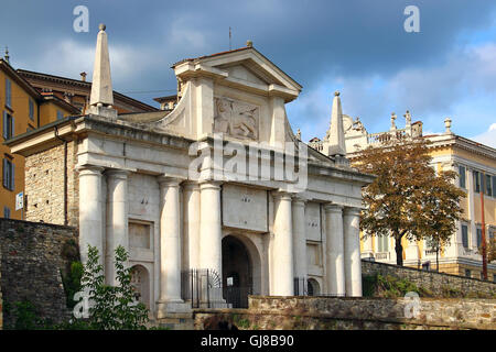 St. Giacomo Tor (Porta San Giacomo) - Eingang auf der oberen Stadt von Bergamo, Italien Stockfoto