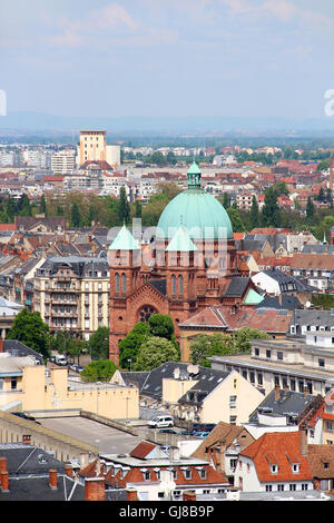 Altstadt von Straßburg und katholische Kirche Saint-Pierre-le-Jeune (St. Peter), Elsass, Frankreich Stockfoto