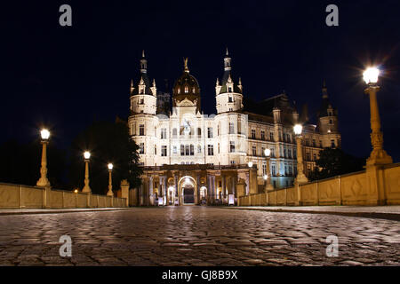 Schweriner Schloss (Schweriner Schloss) in der Nacht, Deutschland Stockfoto