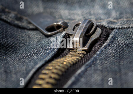 Hautnah und detaillierte Aufnahme von metallischen Reißverschluss-Denim Stockfoto