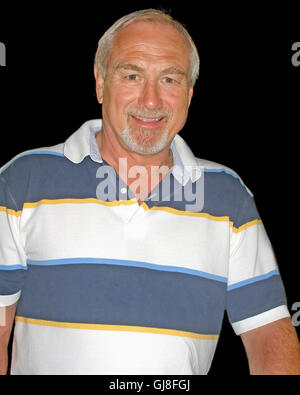 Ein Mann mit einem Lächeln auf seinem Gesicht aufstehen. Stockfoto