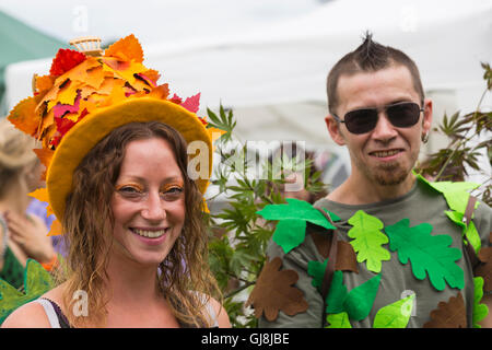 Burley, Hampshire, UK. 13. August 2016. Paar geschmückt in den Blättern an der New Forest Fairy Festival, Burley, Hampshire, UK im August Credit: Carolyn Jenkins/Alamy Live News Stockfoto