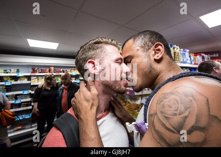 London, UK. 13. August 2016. "Die große Gay Kiss-In" Flash-Mob Protest bei Sainsbury Supermarkt in Hackney. Der Supermarkt kam unter Feuer am 8. August nach zwei Männer beiseite genommen wurden, beim Einkaufen von einem Wachmann der unangemessenes Verhalten genannt. Thomas Ress, 32, und seinem Freund Josh Bradwell, 25, sagte, sie waren schockiert, als sie über die Beschwerde von einem Kunden Kredit berichtet erfuhren: Guy Corbishley/Alamy Live News Stockfoto