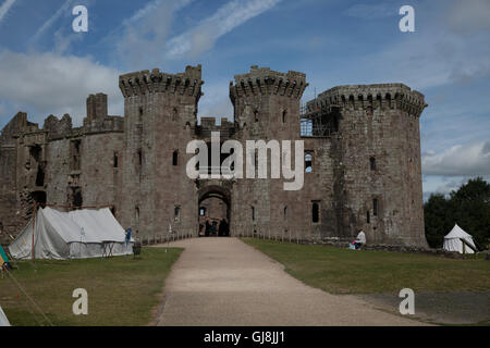 Monmouthshire, UK, 13. August 2016, blauer Himmel über Raglan Castle in Wale Credit: Keith Larby/Alamy Live News Stockfoto