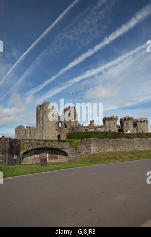 Monmouthshire, UK, 13. August 2016, blauer Himmel über Raglan Castle in Wale Credit: Keith Larby/Alamy Live News Stockfoto