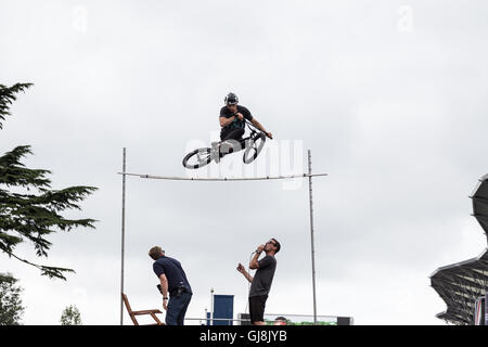 Ascot, Berkshire, UK. 13. August 2016. Challenger Cup bei der Red Bull Air Race 2016 in Ascot-Stadion auf der 13.08.2016. Bildnachweis: Dominika Zarzycka/Alamy Live-Nachrichten Stockfoto