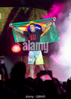 Macao, Hong Kong SAR, China. 13. August 2016. ADRIAN MORAES. Brasilianische ADRIAN MORAES behauptet ein Meistertitel für Interims Fliegengewicht gegen Tilek Batyrov.One Meisterschaft, Helden der Welt-mixed Martial Arts-Turnier. Bildnachweis: Jayne Russell/ZUMA Draht/Alamy Live-Nachrichten Stockfoto