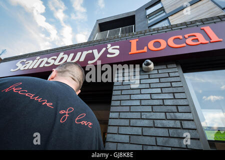 London, UK. 13. August 2016. "Die große Gay Kiss-In" Flash-Mob Protest bei Sainsbury Supermarkt in Hackney. Der Supermarkt kam unter Feuer am 8. August nach zwei Männer beiseite genommen wurden, beim Einkaufen von einem Wachmann der unangemessenes Verhalten genannt. Thomas Ress, 32, und seinem Freund Josh Bradwell, 25, sagte, sie waren schockiert, als sie über die Beschwerde von einem Kunden Kredit berichtet erfuhren: Guy Corbishley/Alamy Live News Stockfoto