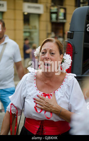Malaga, Andalusien, Spanien. 13. August 2016. ältere Frau singen Flamenco. Beginn der jährlichen Feria von Málaga, Süden Spaniens größte Sommer Messebeginn. Die Feria feiern. Bildnachweis: Perry van Munster/Alamy Live News Stockfoto